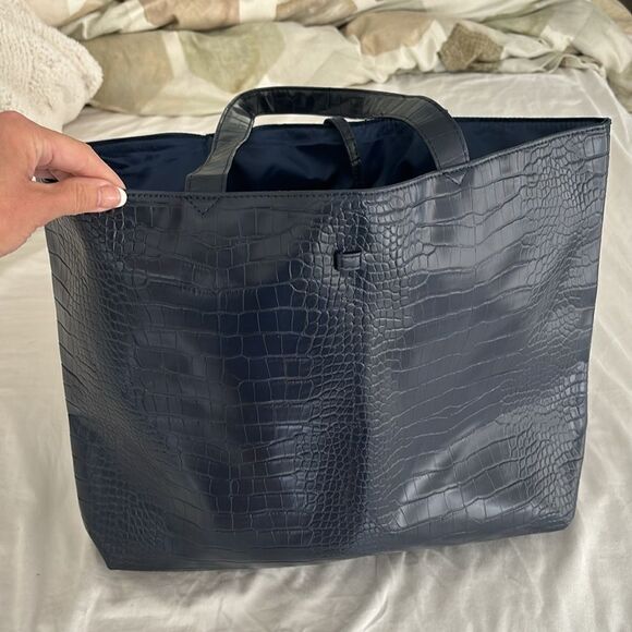 Saks Fifth Avenue crocodile patterned navy bag - New - with 15 beauty samples - Picture 2 of 2